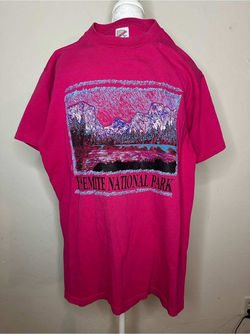 VINTAGE 1990’s Yosemite National Park Tee in Bright Fuchsia Pink ***RARE***
